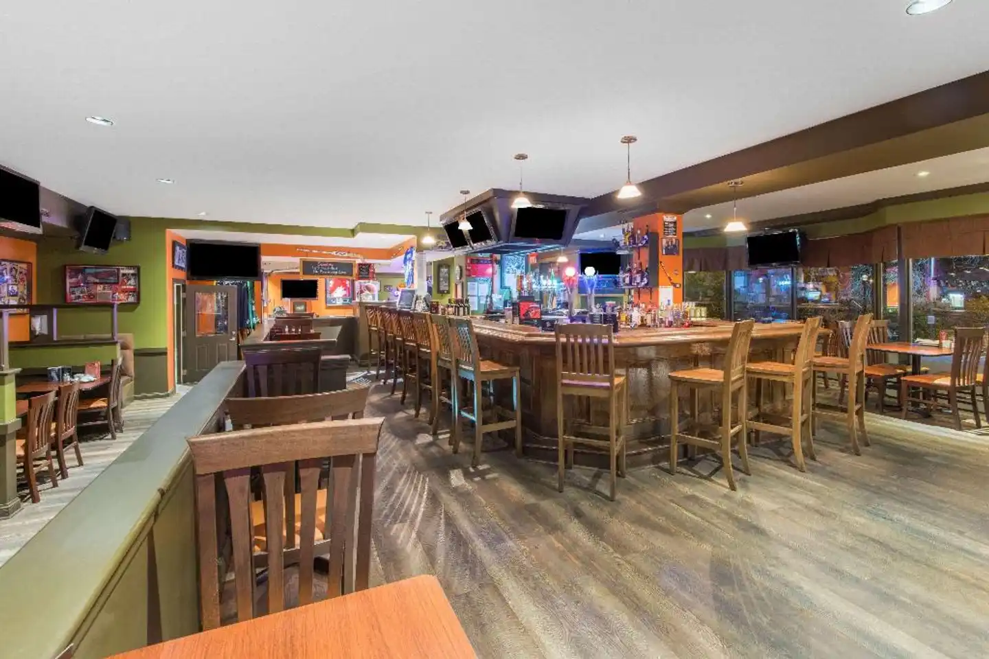 Ramada Plaza by Wyndham Niagara Falls Bar