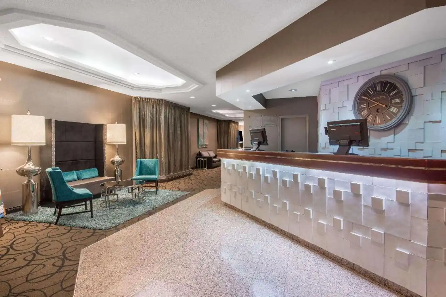 Ramada Plaza by Wyndham Niagara Falls Bar