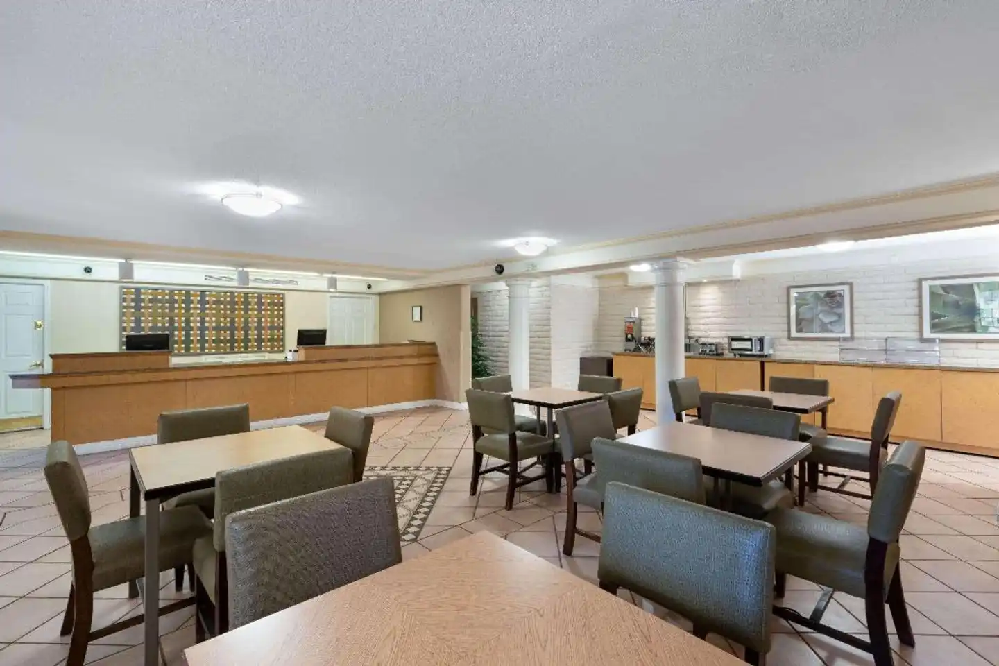 La Quinta Inn Phoenix Sky Harbor Airport Lobby