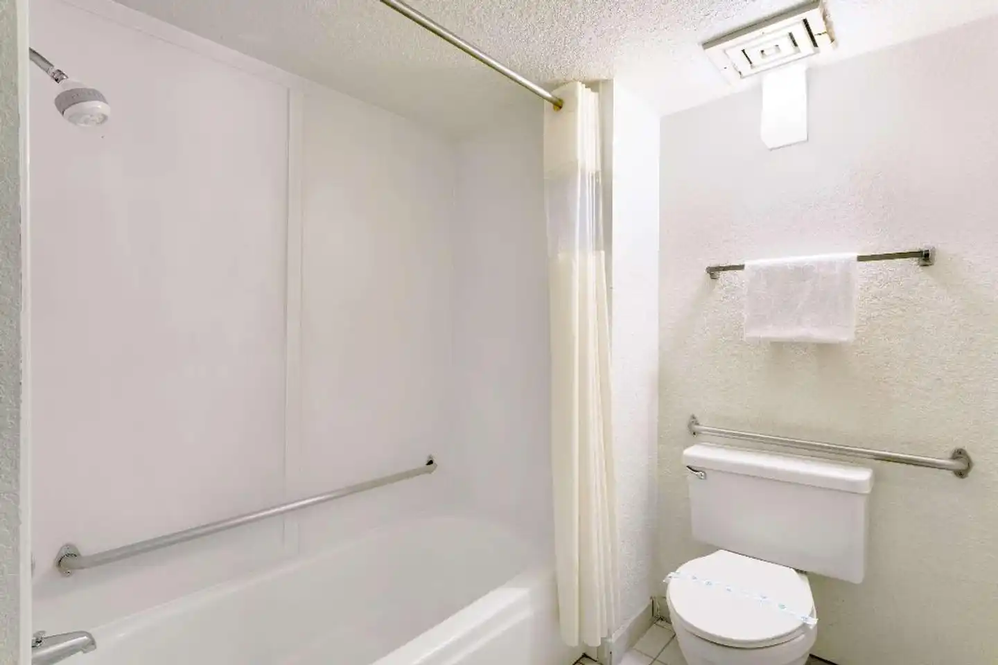 Days Inn & Suites by Wyndham Needles Badezimmer