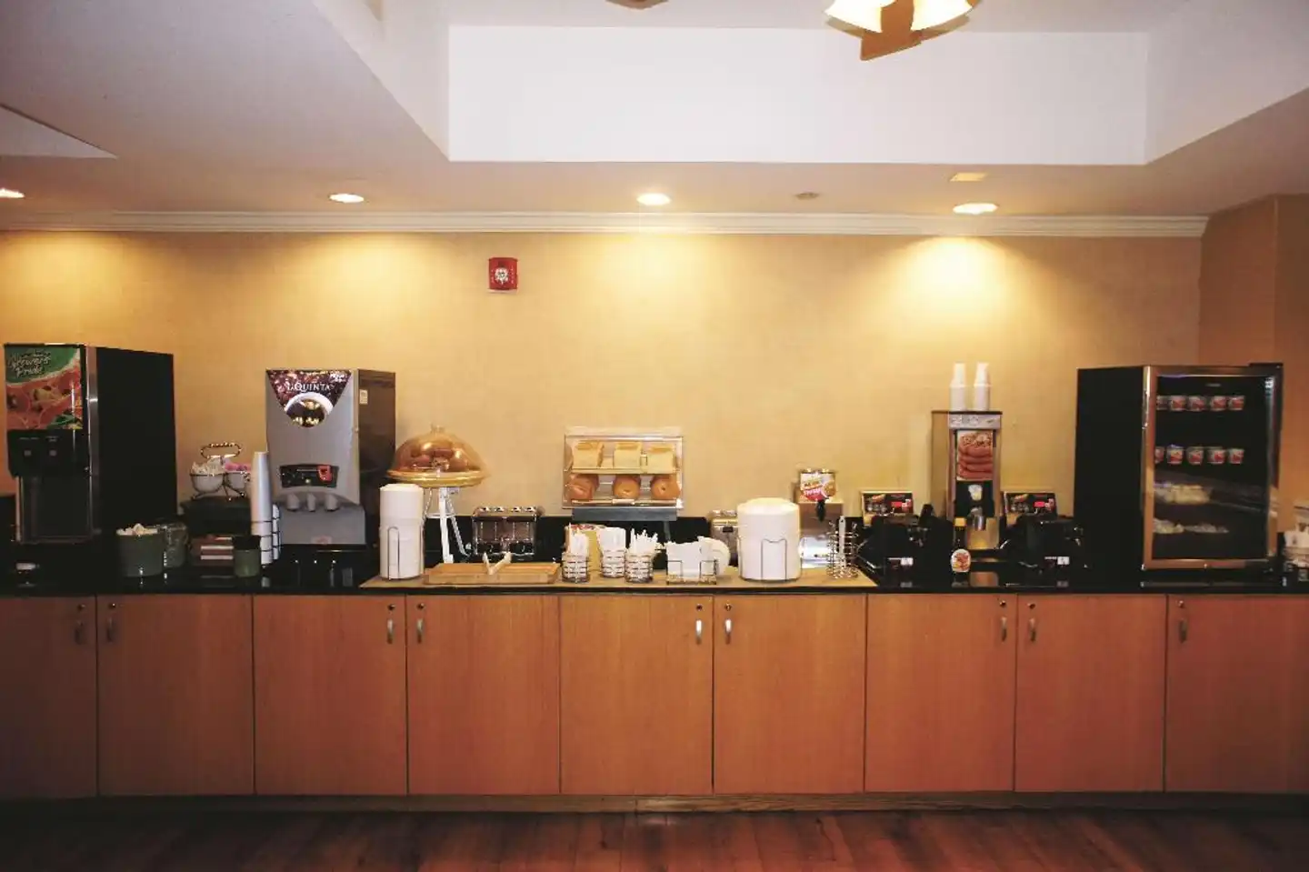 La Quinta Inn & Suites by Wyndham Sarasota Downtown Lobby
