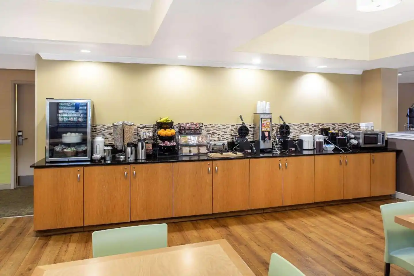 La Quinta Inn & Suites by Wyndham Sarasota Downtown Lobby