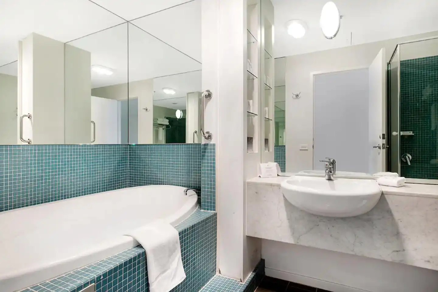 Melbourne CBD Central Apartment Hotel Badezimmer