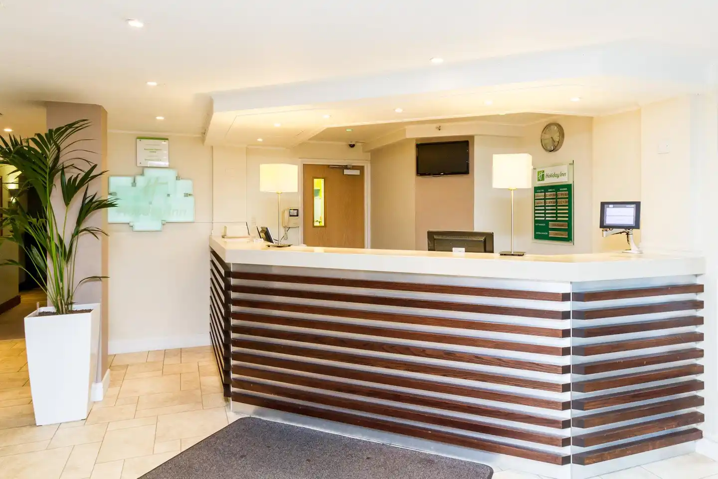 Holiday Inn Lincoln Lobby