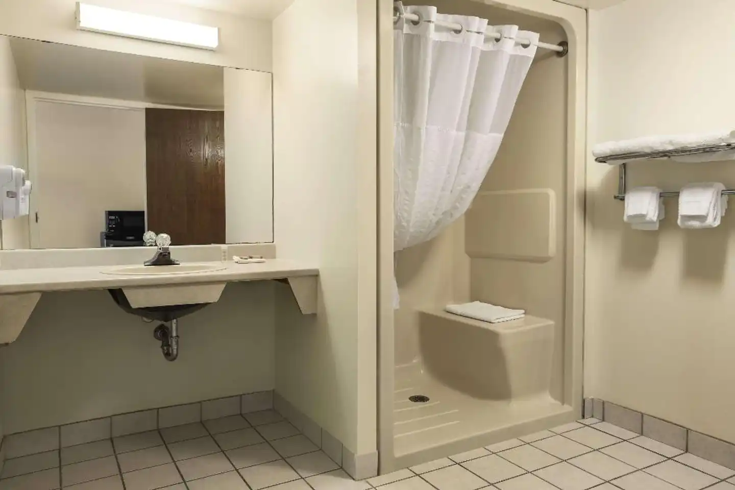 Super 8 by Wyndham North Bay Badezimmer