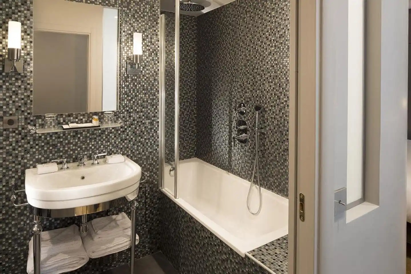 Monsieur Cadet Hotel & Spa Badezimmer