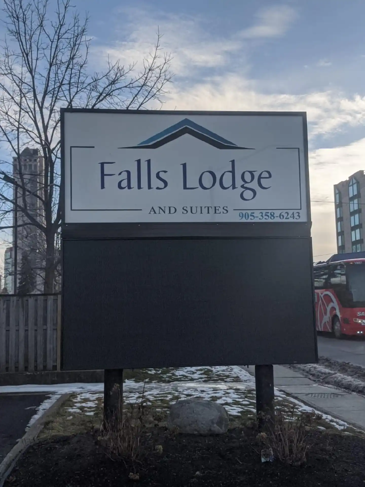 Falls Lodge & Suites Aussenansicht
