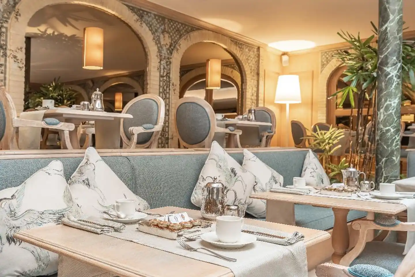 Manos Stephanie Restaurant