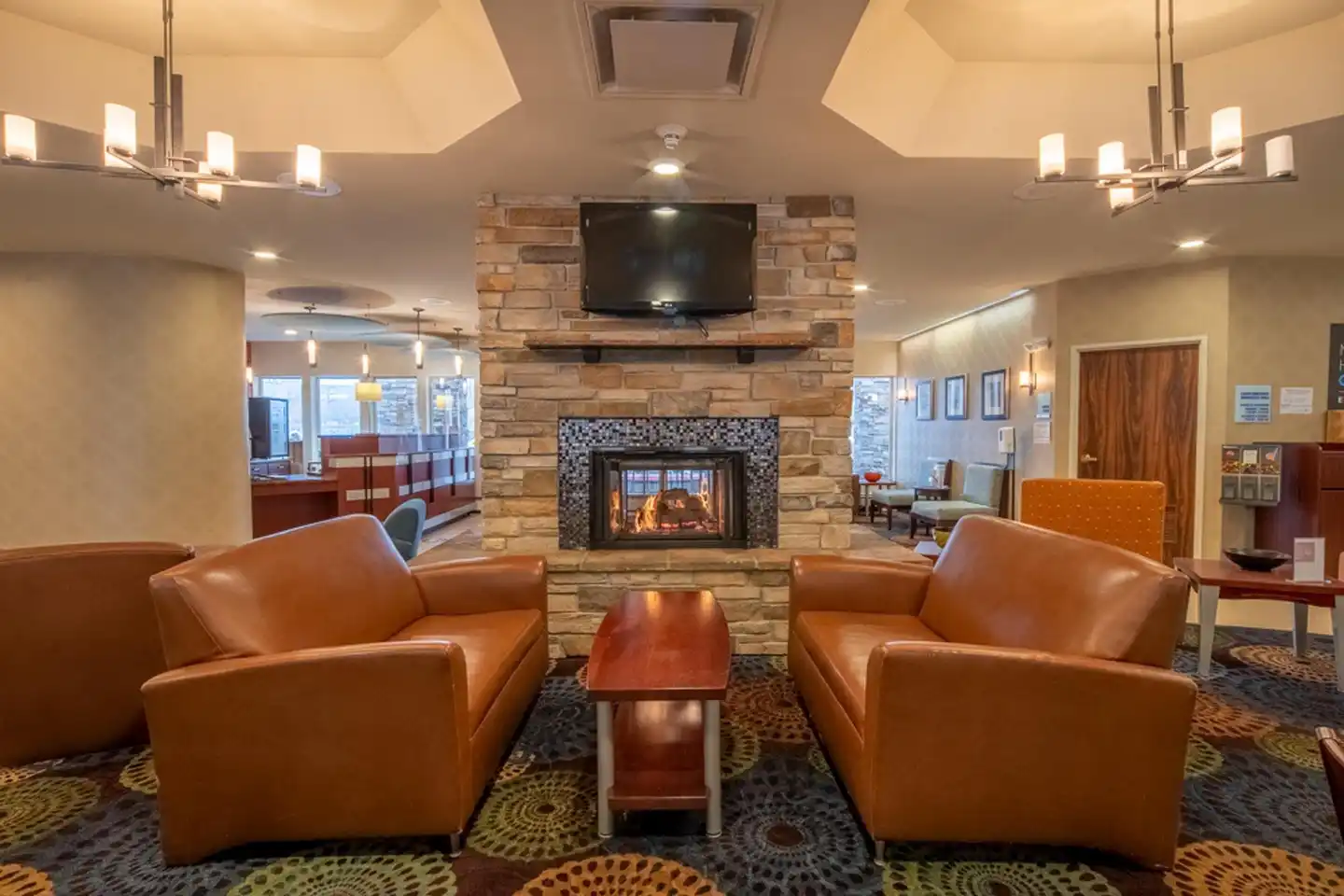 Holiday Inn Express & Suites Pittsburgh Airport Lobby