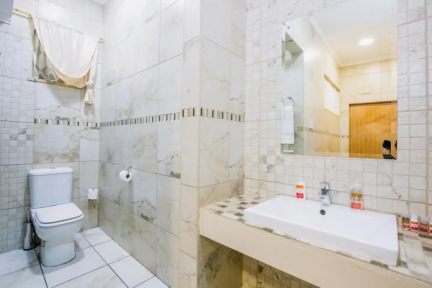 Sunrock Guesthouse Badezimmer