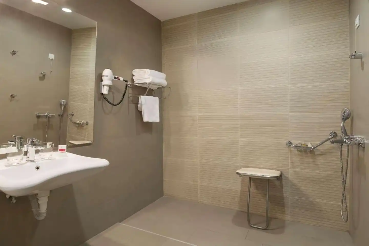 Ramada Podgorica Badezimmer