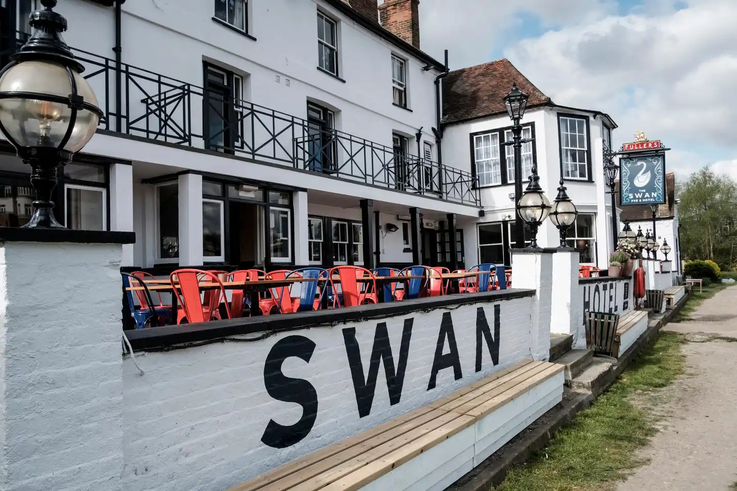 The Swan Hotel Staines Aussenansicht