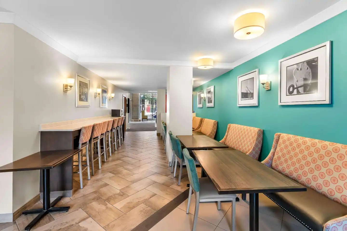Best Western Plus Hotel Montreal Bar