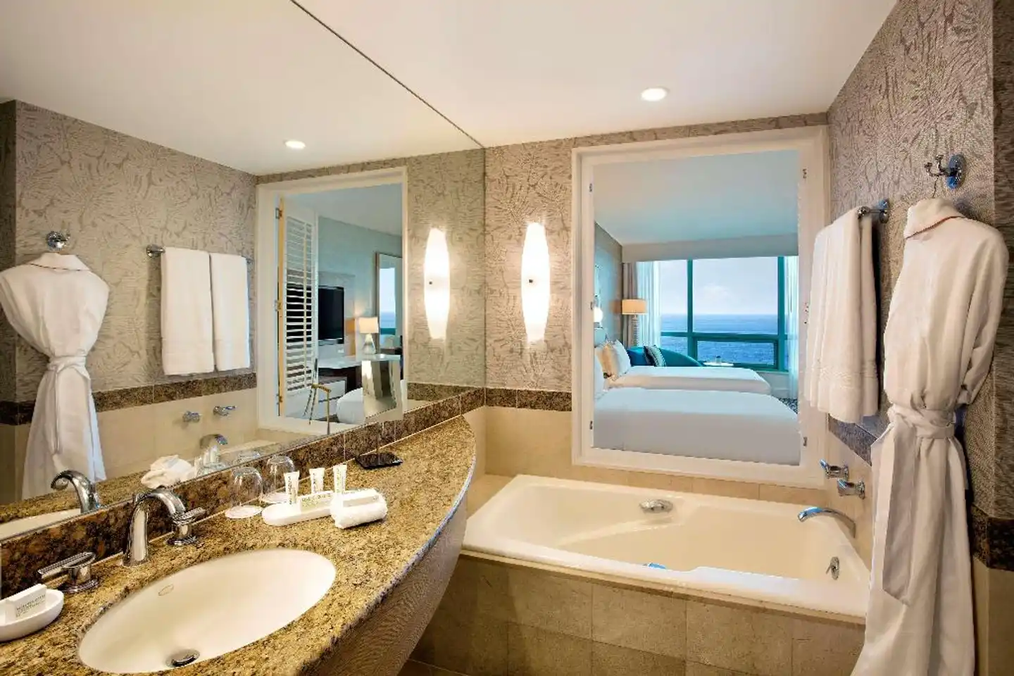 The Diplomat Beach Resort Hollywood, Curio Collection by Hilton Badezimmer