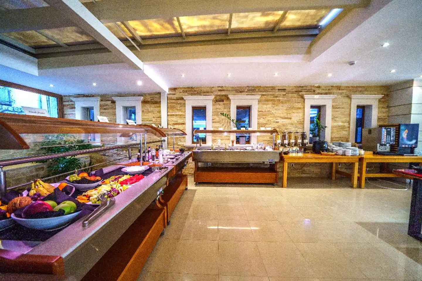 Macaris Suites & Spa Restaurant