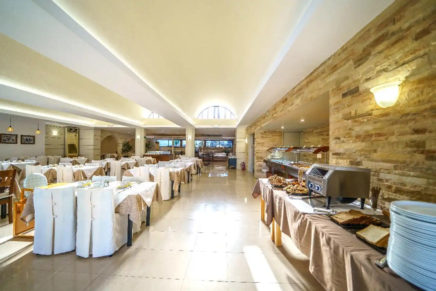 Macaris Suites & Spa Restaurant