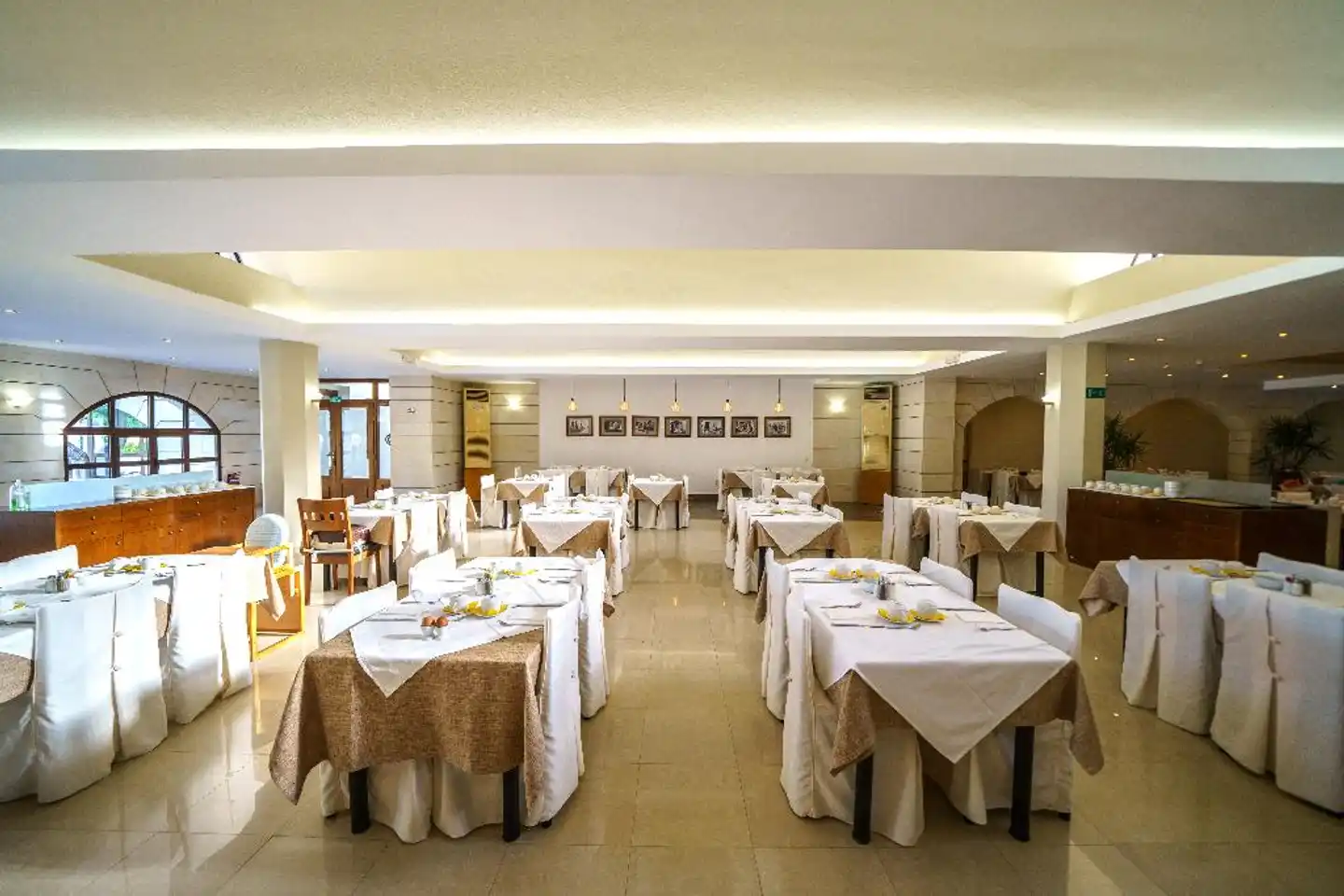 Macaris Suites & Spa Restaurant