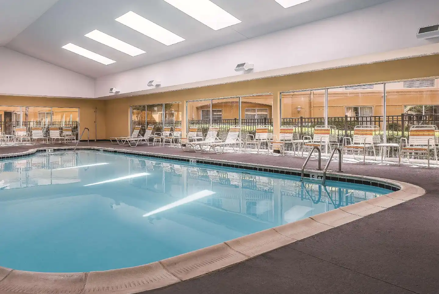 La Quinta Inn & Suites by Wyndham Univ Area Chapel Hill Hallenbad