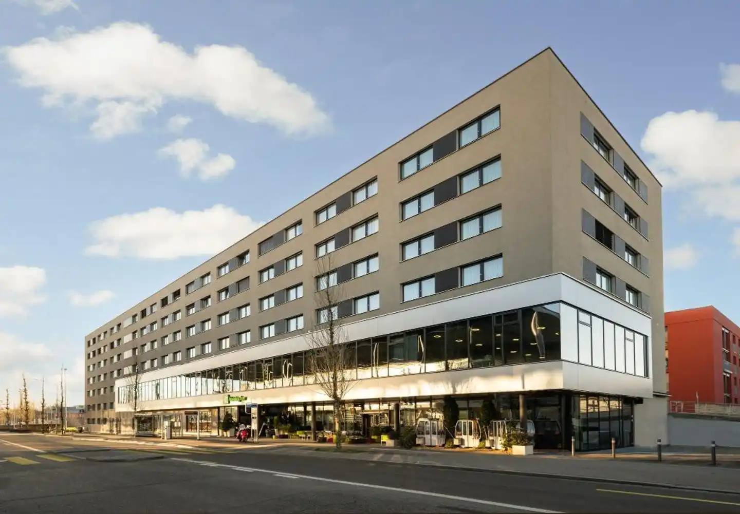 Holiday Inn Zürich - Messe Aussenansicht