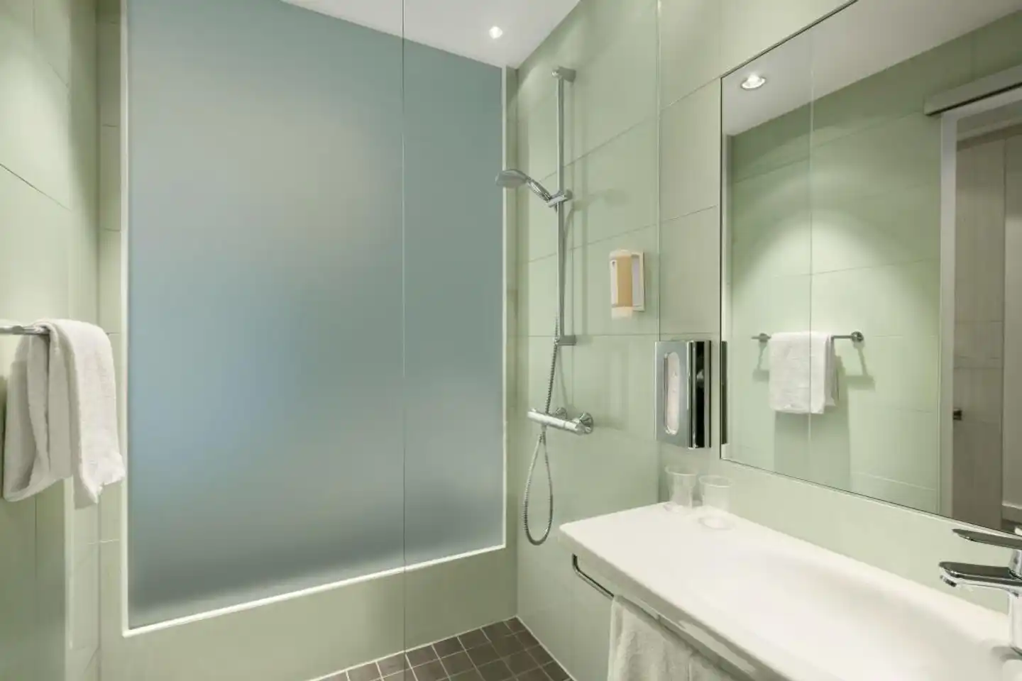 Super 8 by Wyndham Oberhausen Badezimmer