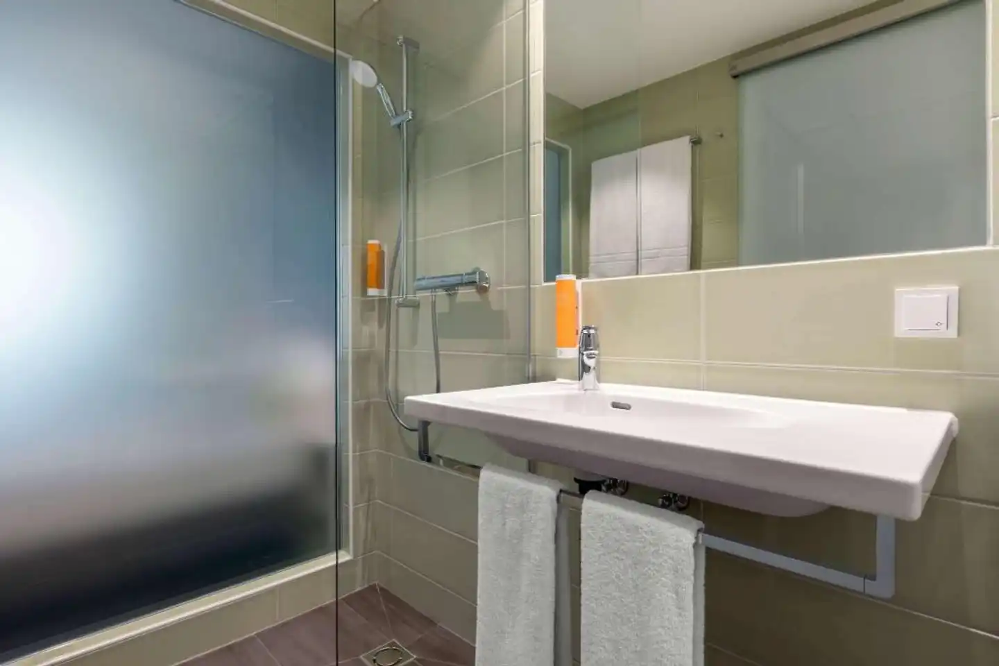 Super 8 by Wyndham Oberhausen Badezimmer