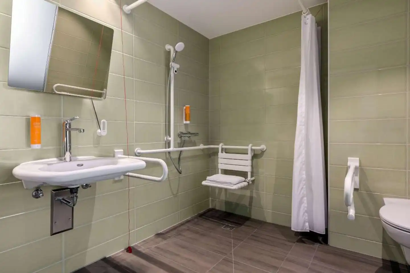 Super 8 by Wyndham Oberhausen Badezimmer