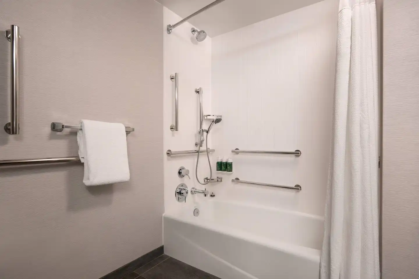 Courtyard by Marriott Fresno Badezimmer