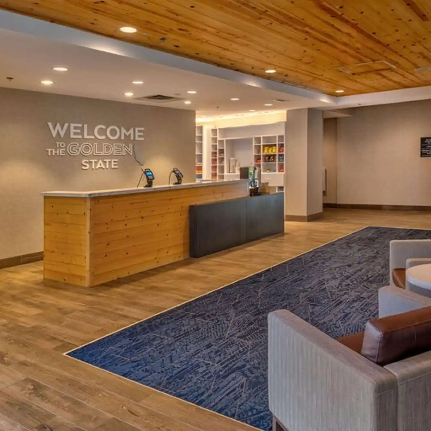 Hampton Inn & Suites South Lake Tahoe Lobby