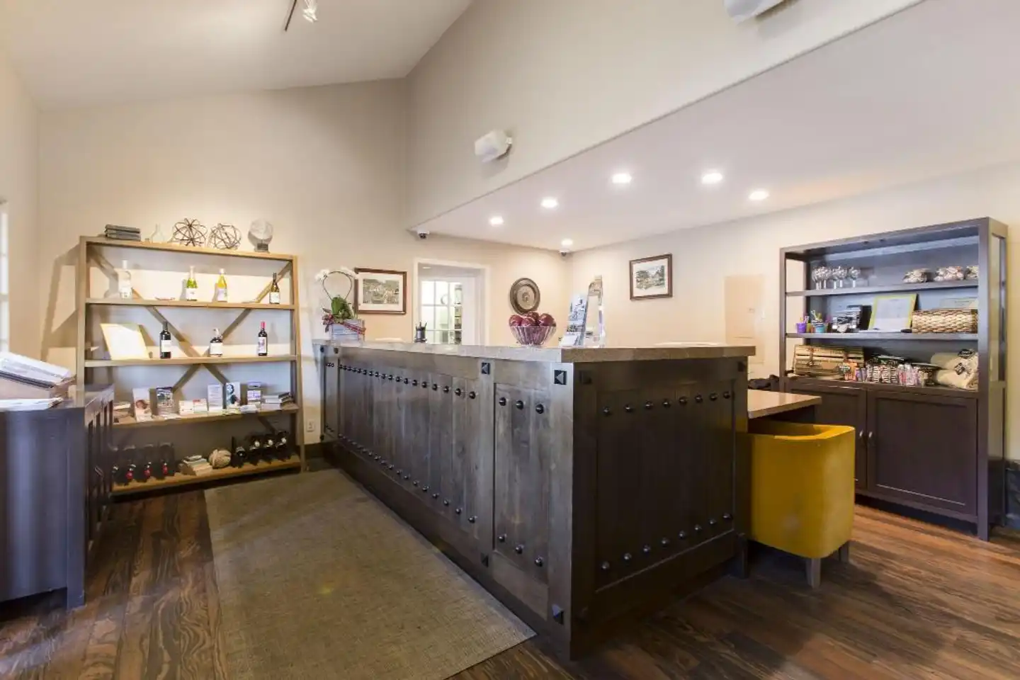 Fogcatcher Inn Lobby