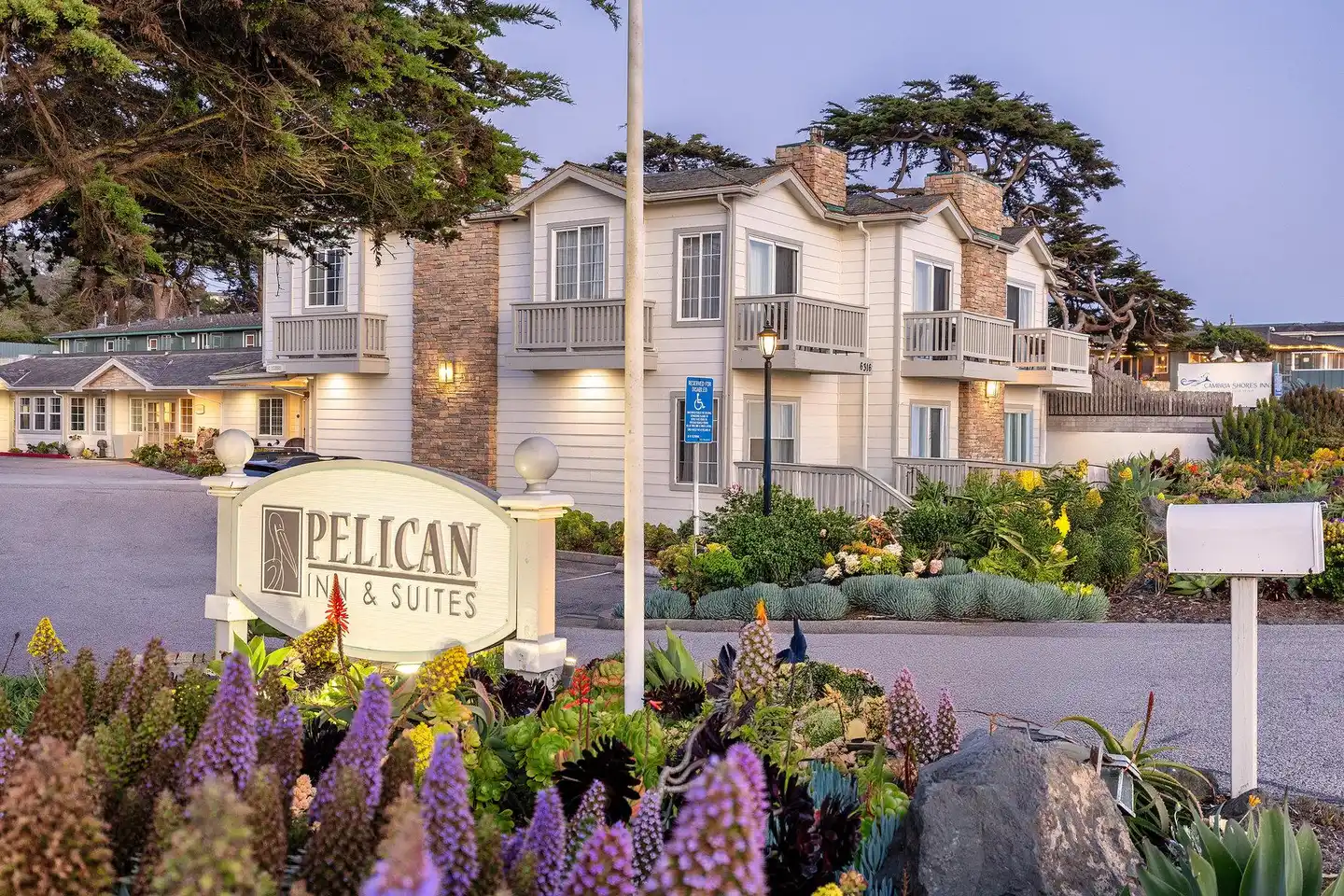 Pelican Inn & Suites Aussenansicht