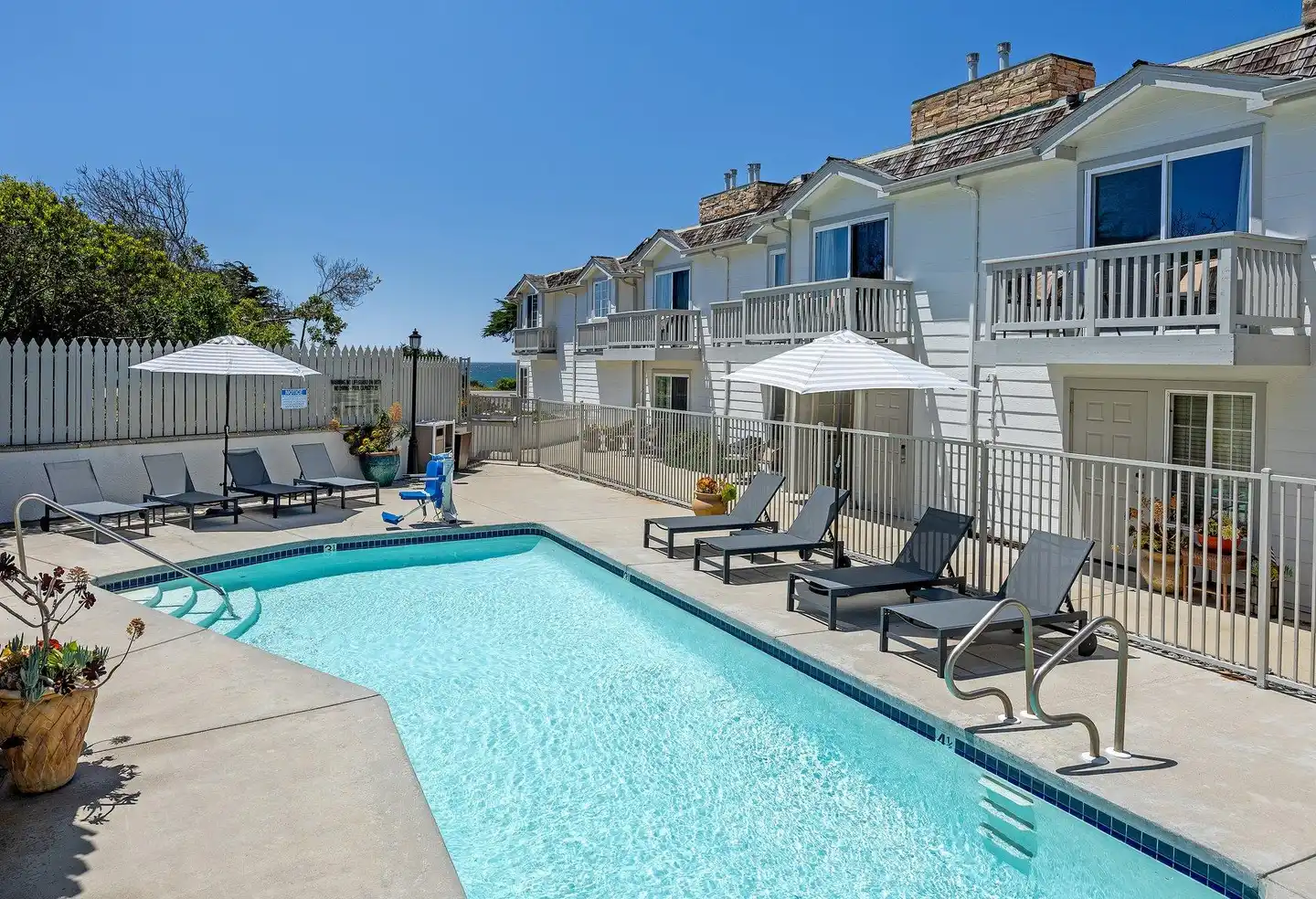 Pelican Inn & Suites Pool