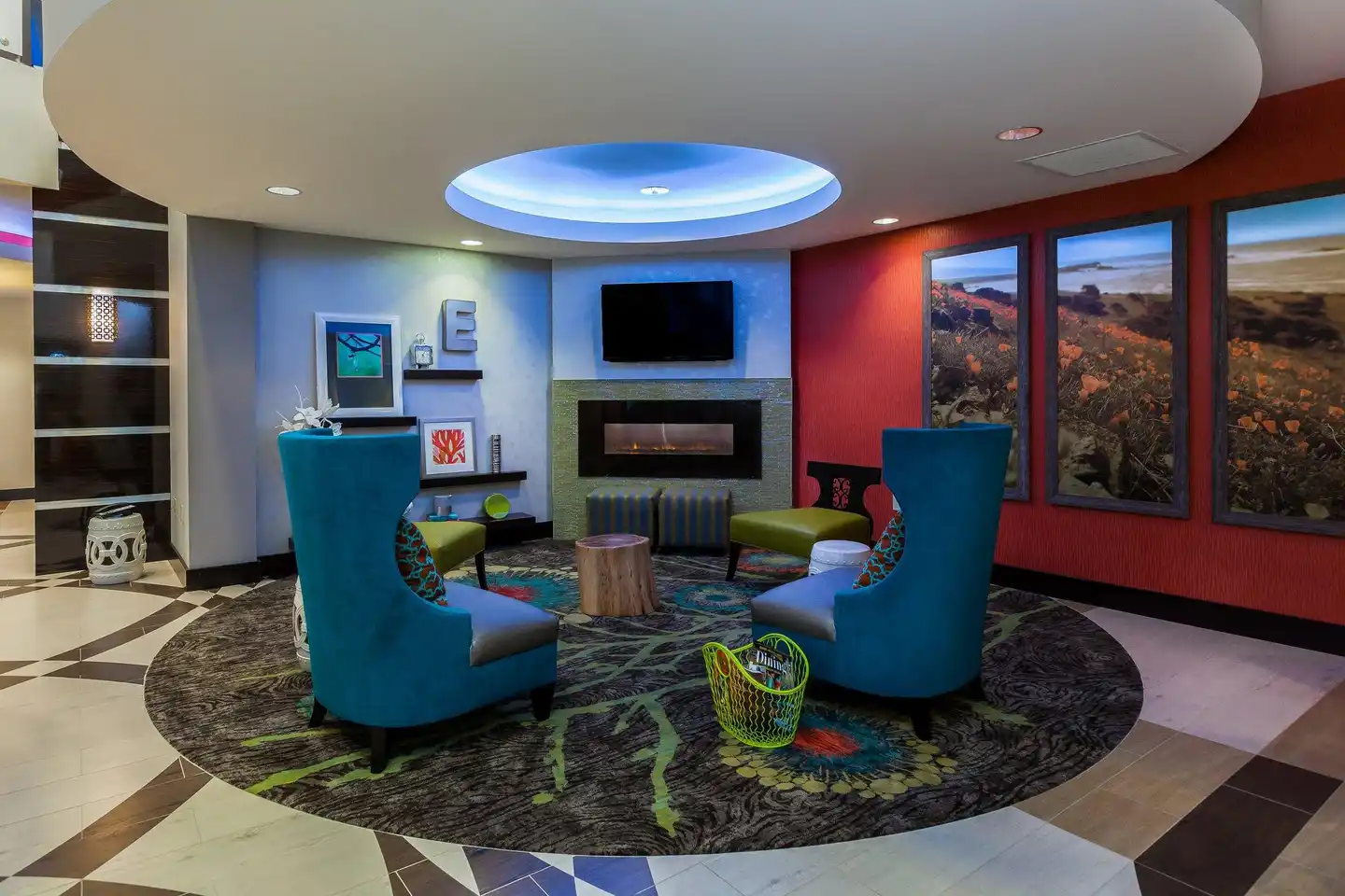 Holiday Inn Express & Suites Eureka Lobby
