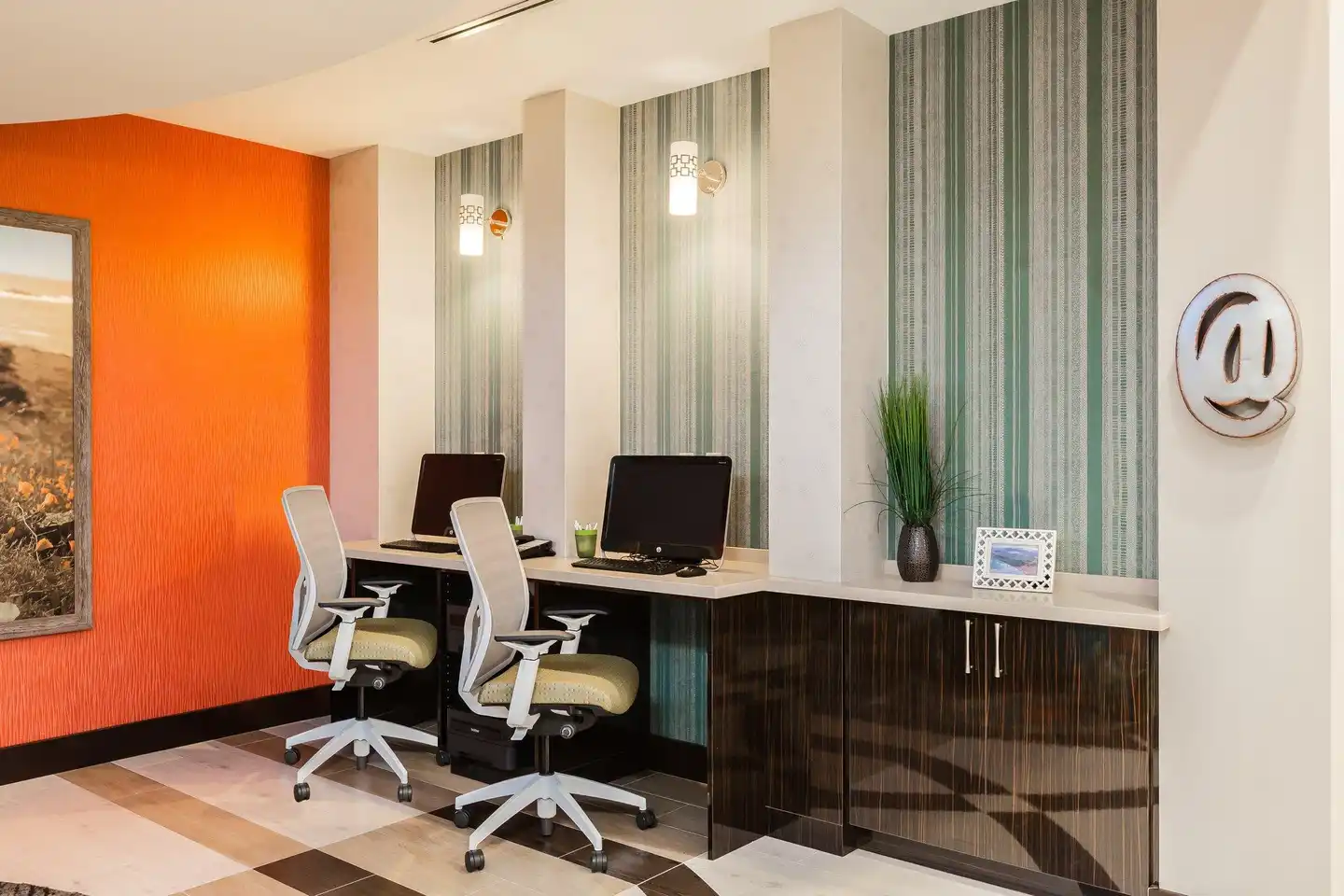Holiday Inn Express & Suites Eureka Lobby