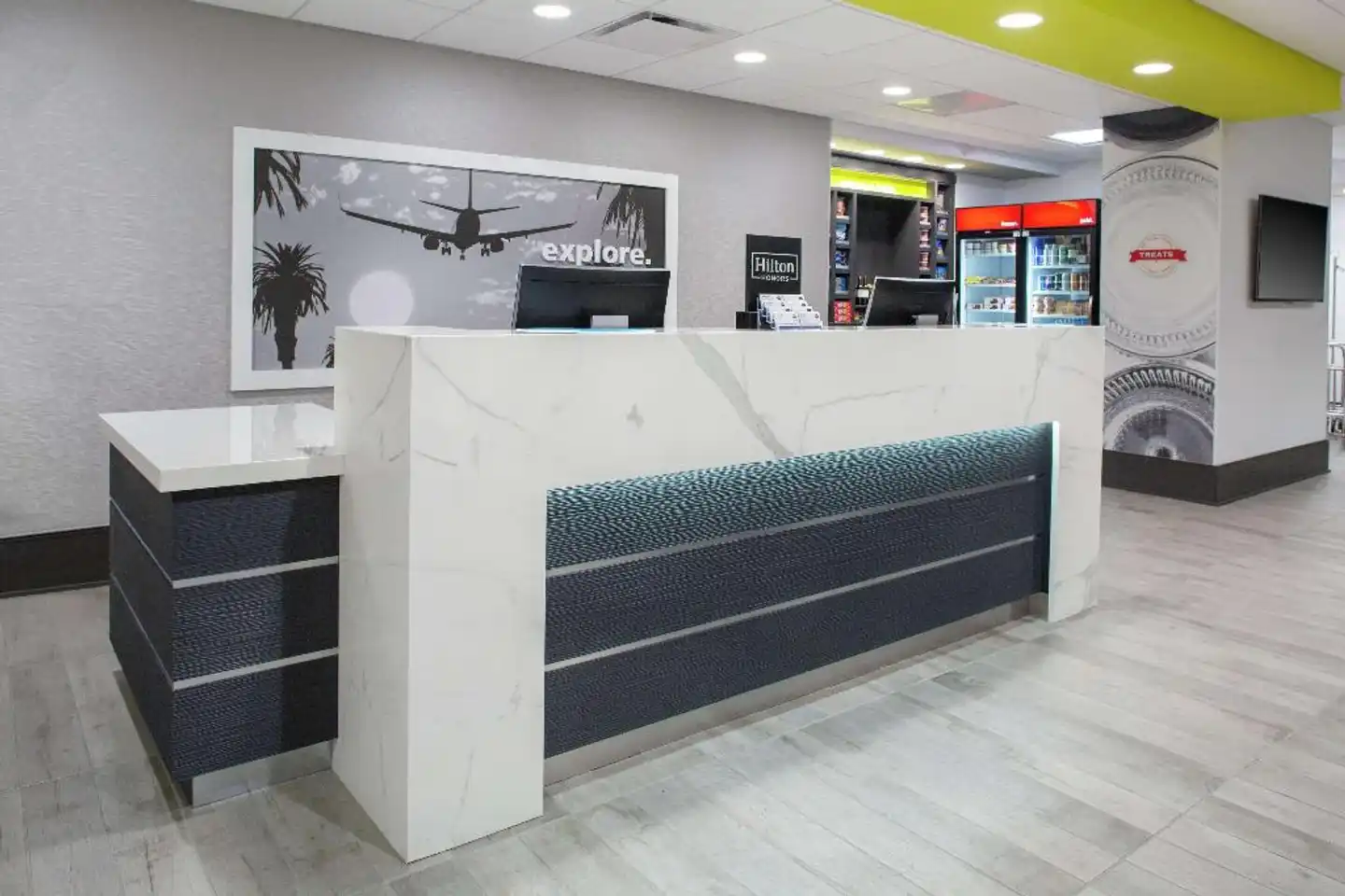 Hampton Inn & Suites Irvine-Orange County Airport Lobby
