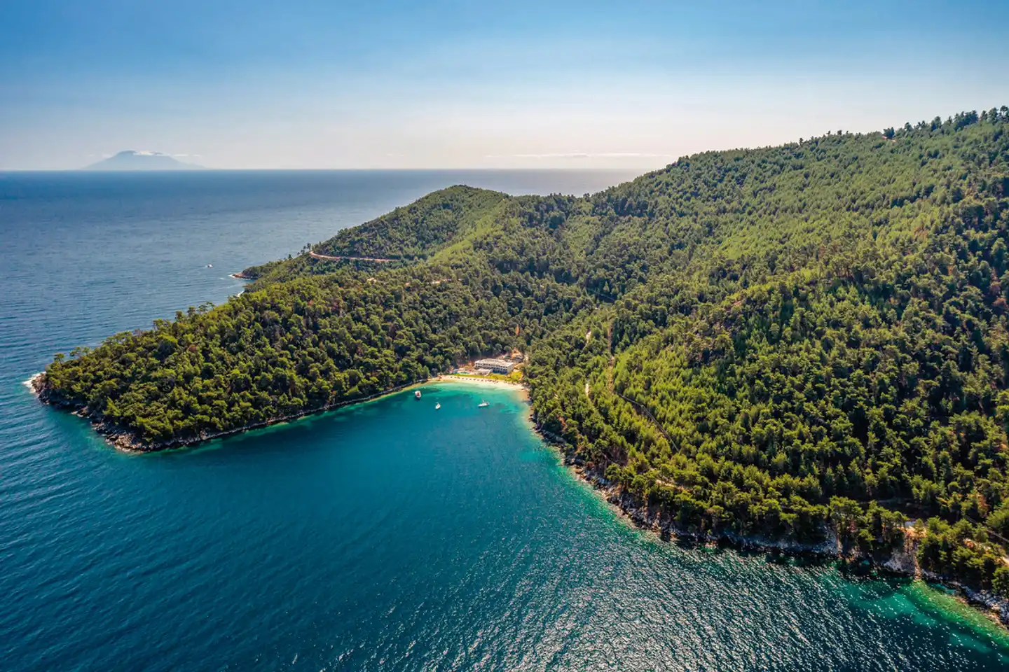 Vathi Cove Luxury Resort & Spa Landschaft