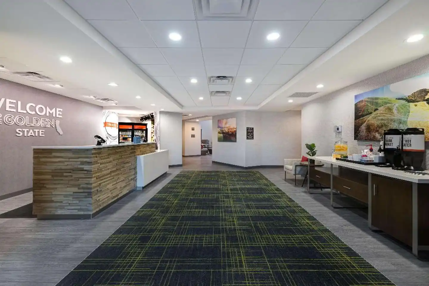 Hampton Inn & Suites Marina Lobby