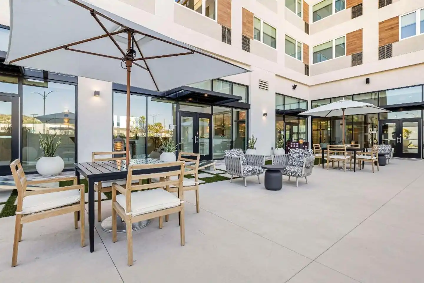 Cambria Hotel Burbank Airport Terrasse