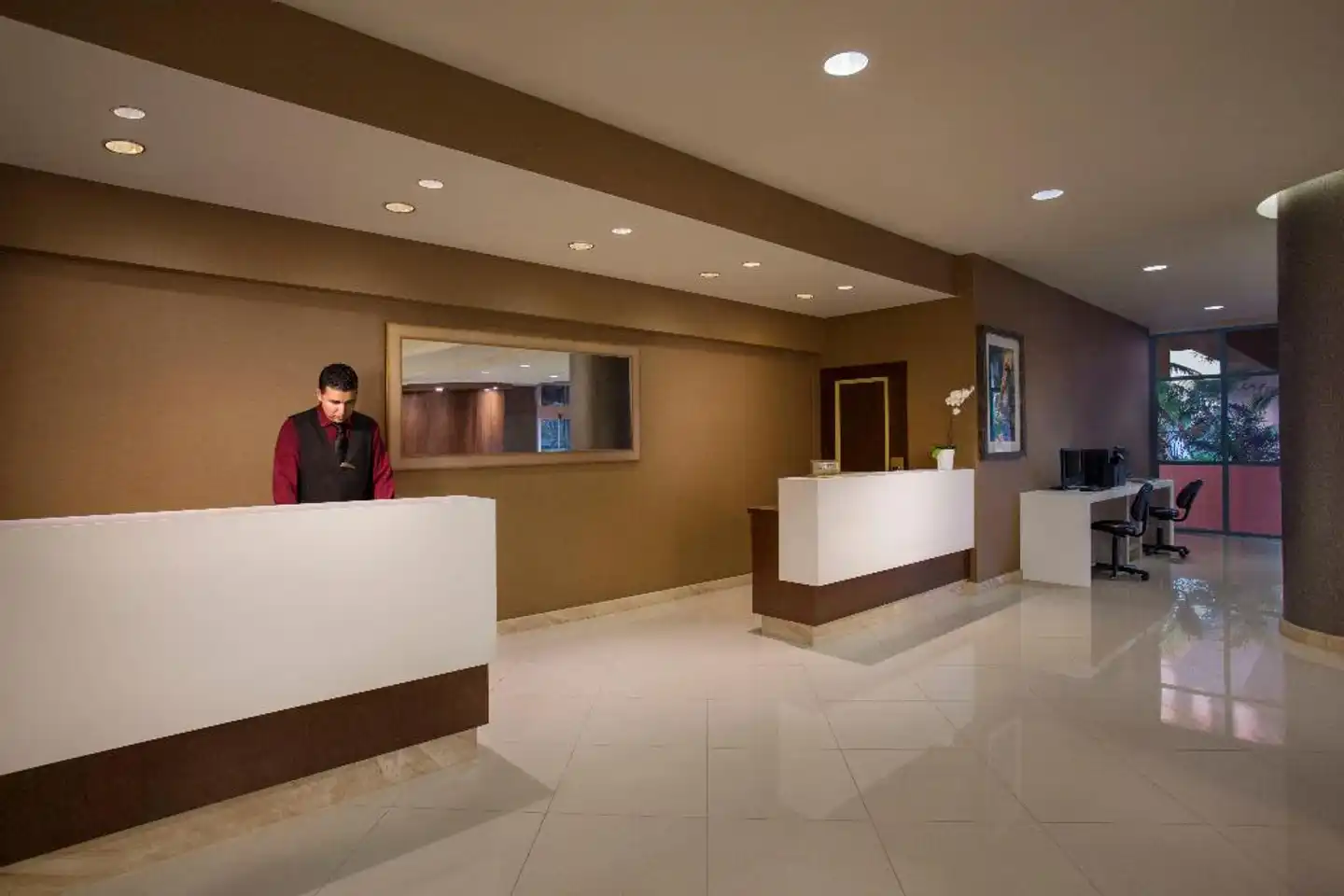 Crowne Plaza Los Angeles Harbour Lobby