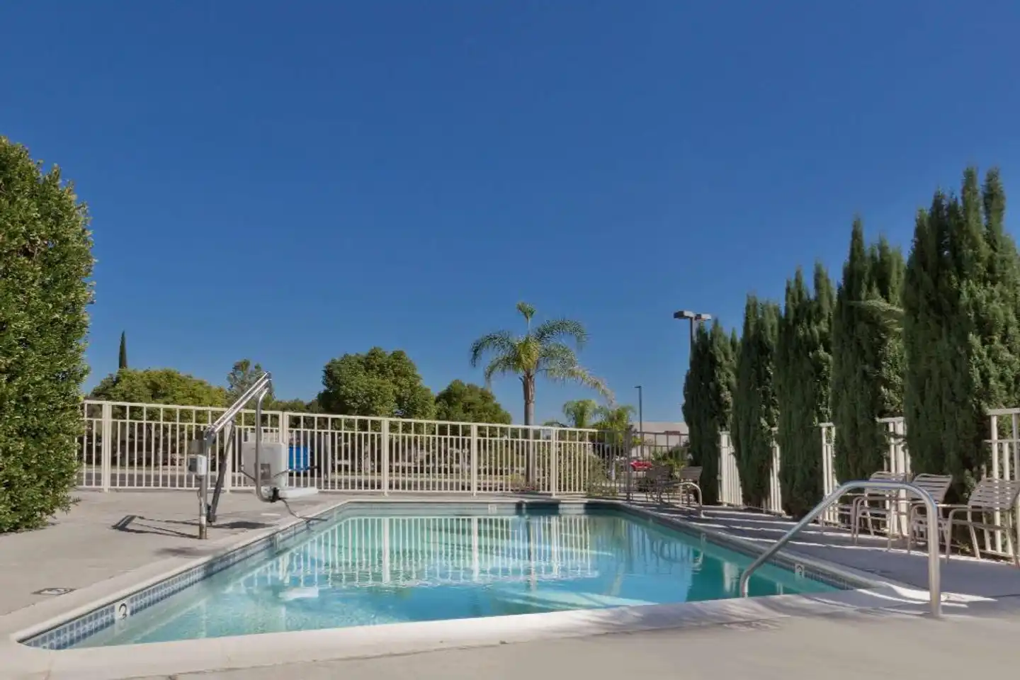 Days Inn by Wyndham Lathrop Pool