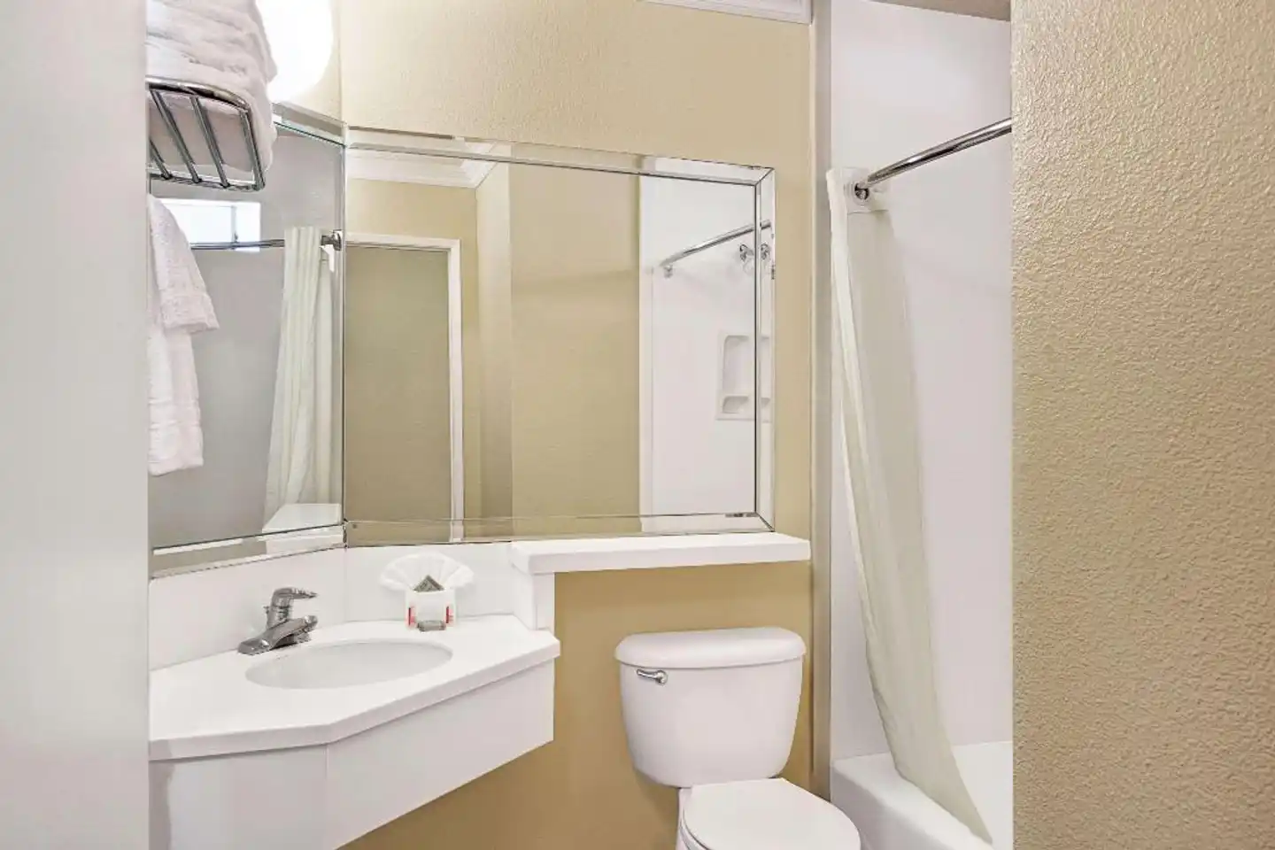 Super 8 by Wyndham Los Angeles Downtown Badezimmer