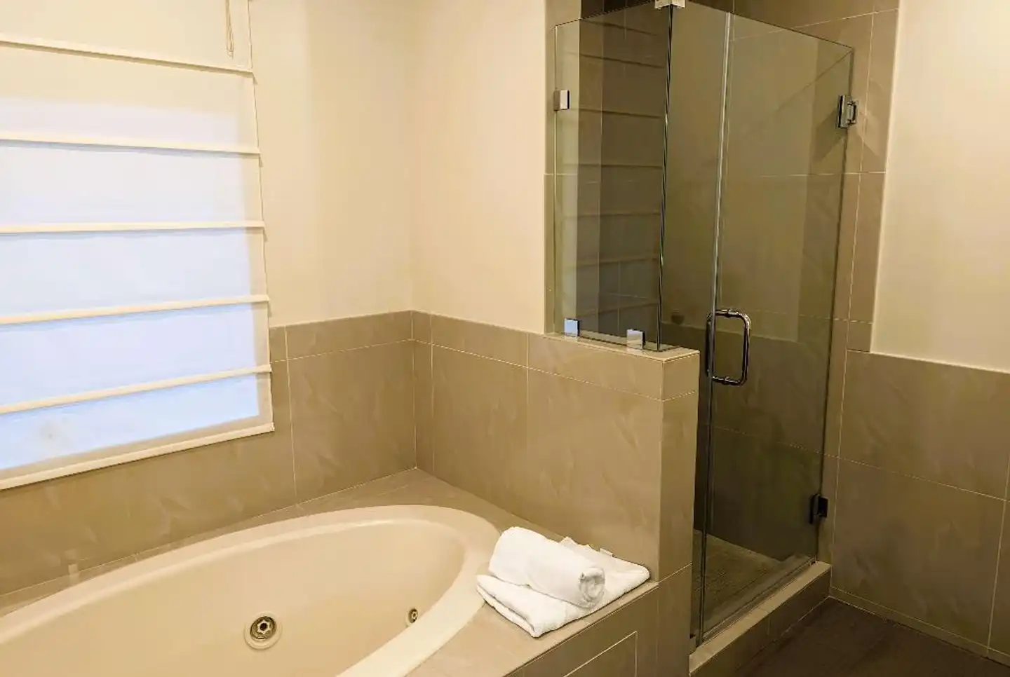 Ramada by Wyndham Culver City Badezimmer