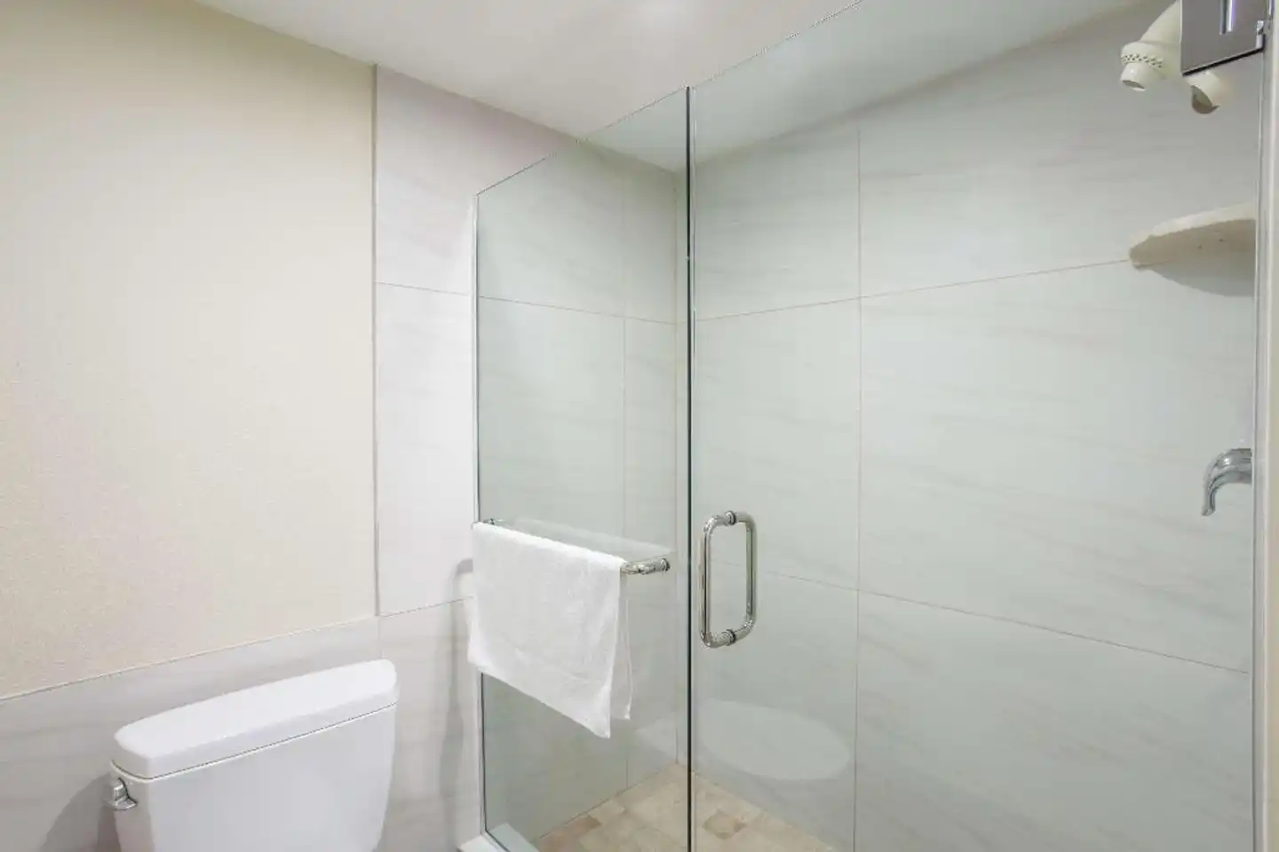Ramada by Wyndham Culver City Badezimmer