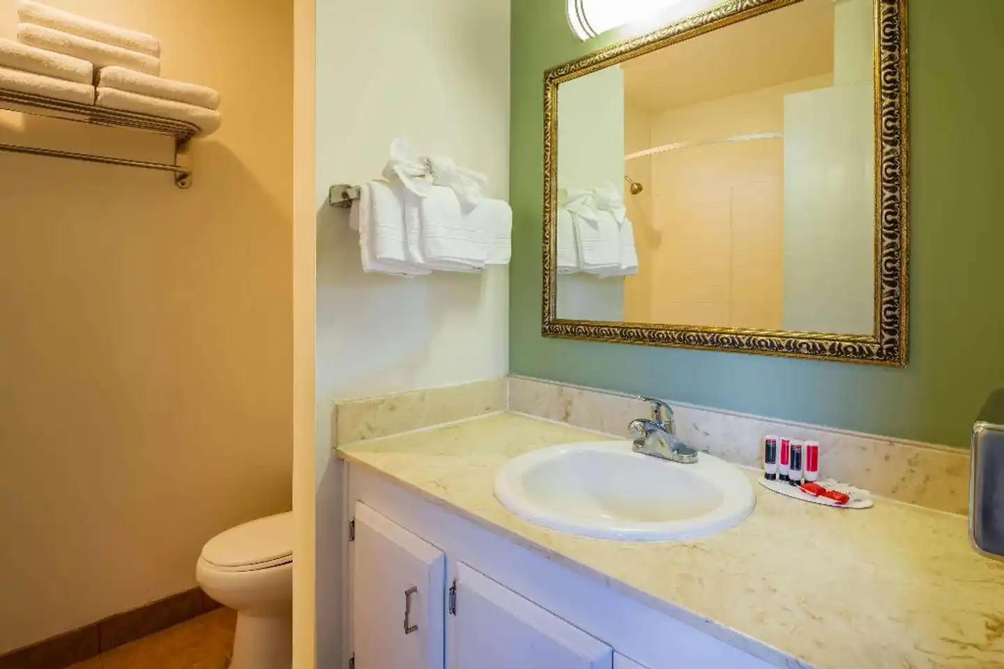 Travelodge by Wyndham Red Bluff Badezimmer