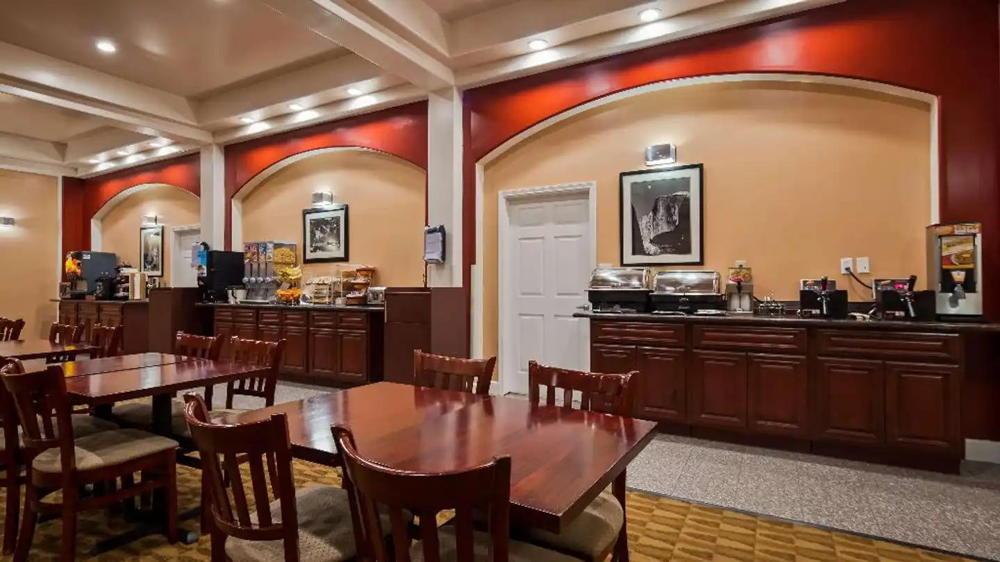 Best Western Plus Yosemite Way Station Lobby