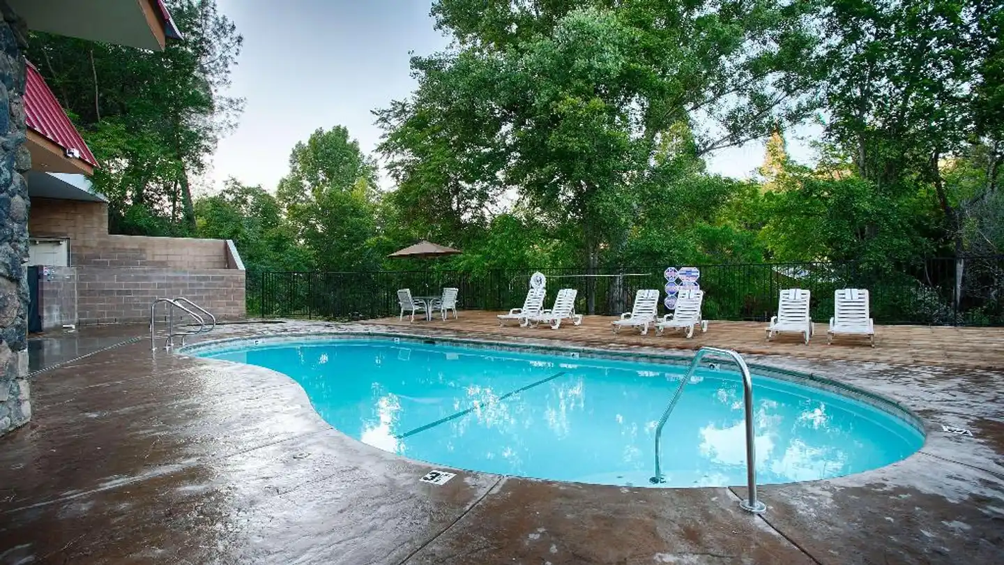 Best Western Plus Yosemite Way Station Pool