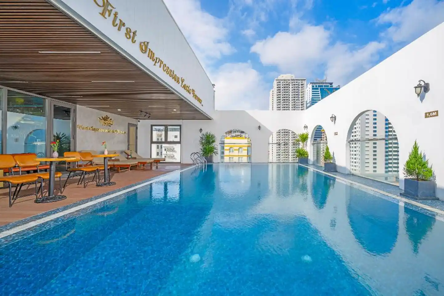 Golden Lotus Hotel Hallenbad