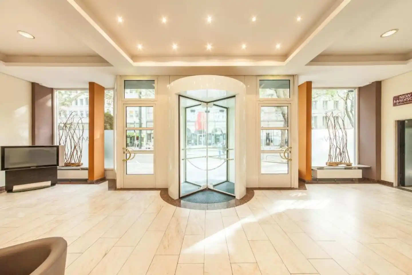 Garner Hotel Dusseldorf - Main Station Lobby