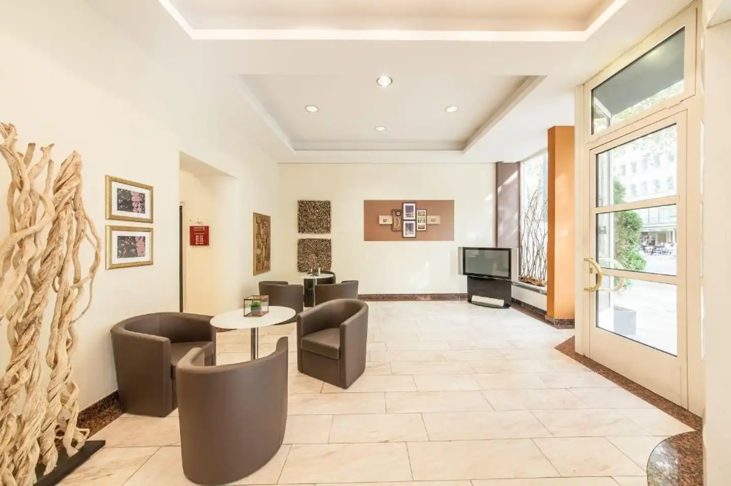 Garner Hotel Dusseldorf - Main Station Lobby