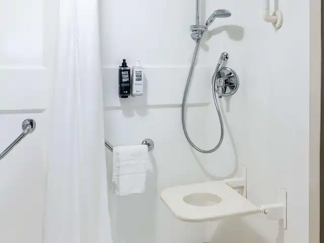 ibis Manchester Centre Princess Street Badezimmer