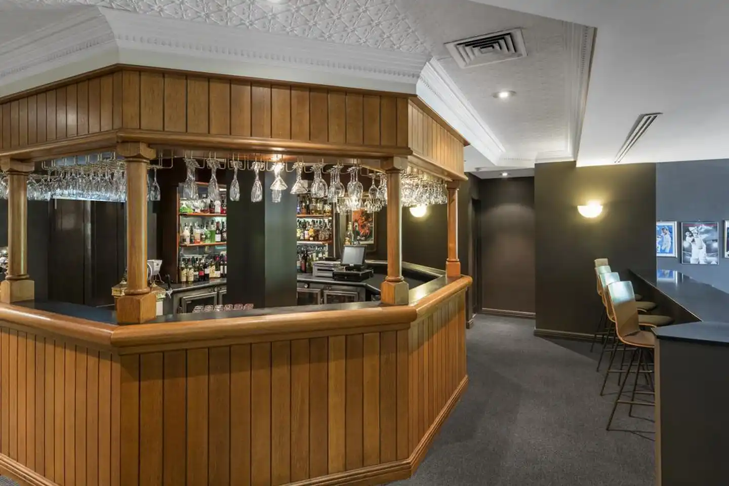 Pennant Hills Waldorf Apartment Hotel Bar